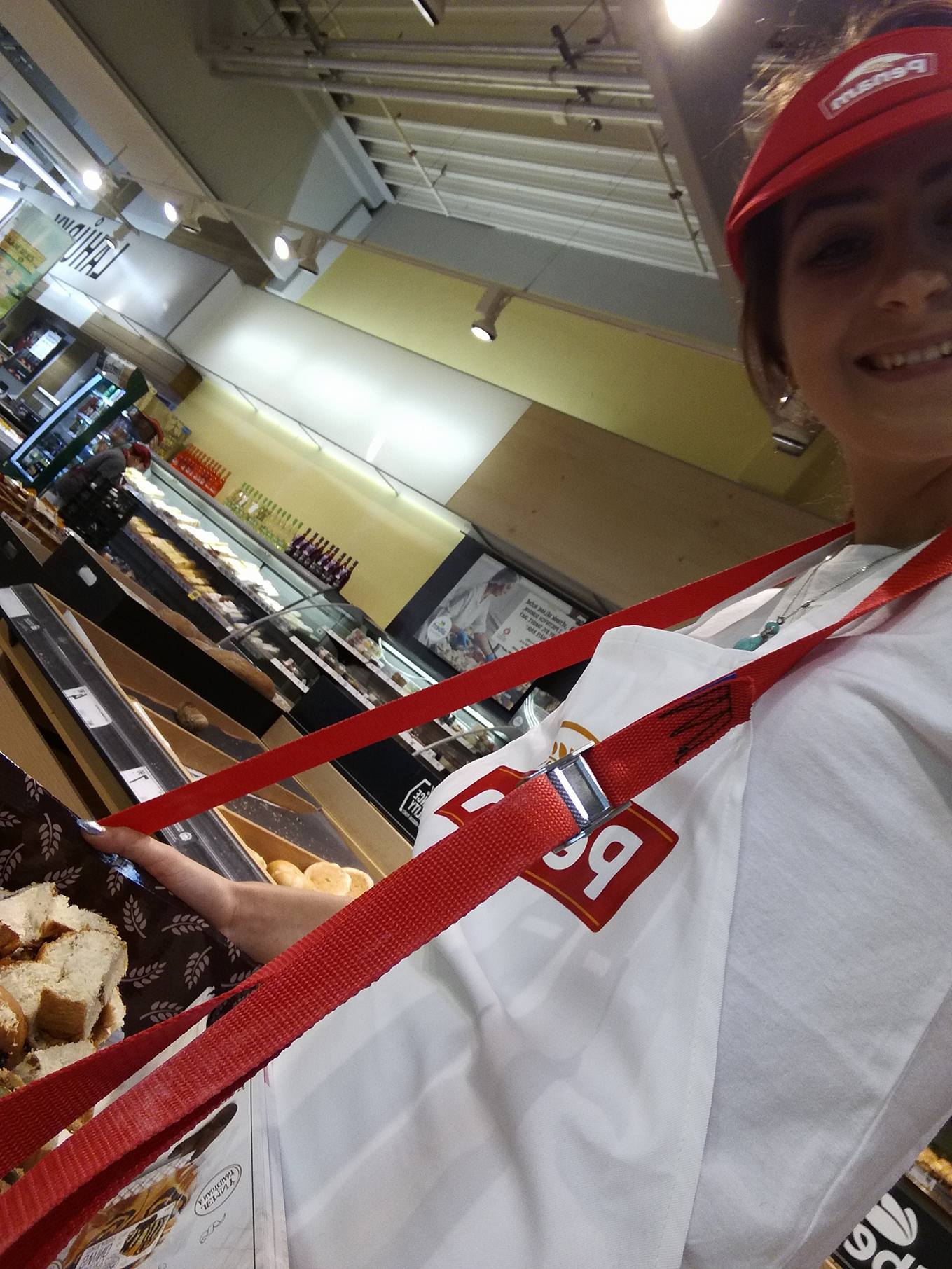 Promotérky na ochutnávku pečiva Penam Bilina